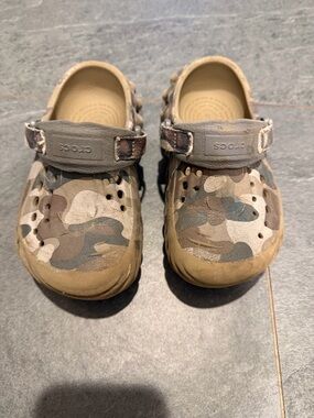 CROCS Kids Camo Classic Clog in Gray and Brown